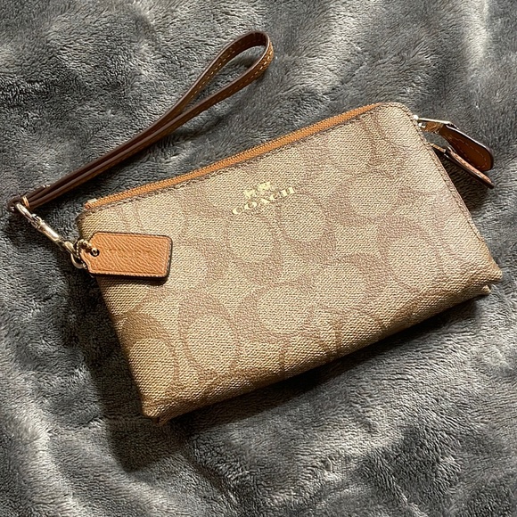 Coach Handbags - Coach wristlet